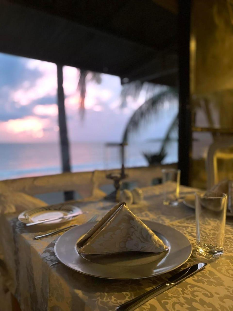Sunbloom Beachfront Hotel And Restaurant Zambales Sinabacan Ngoại thất bức ảnh